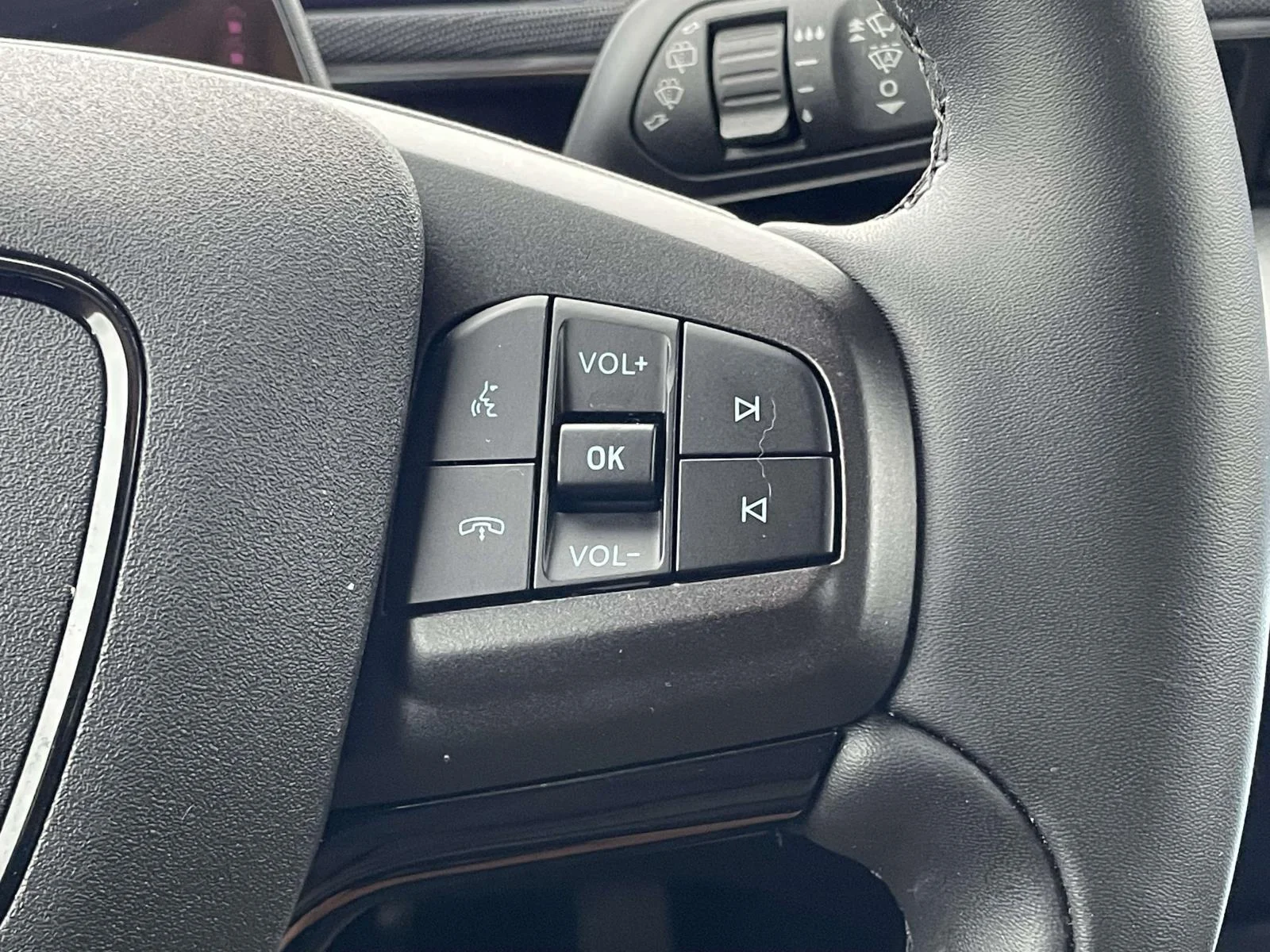 Used 2023 Space White Metallic Ford Select image 11