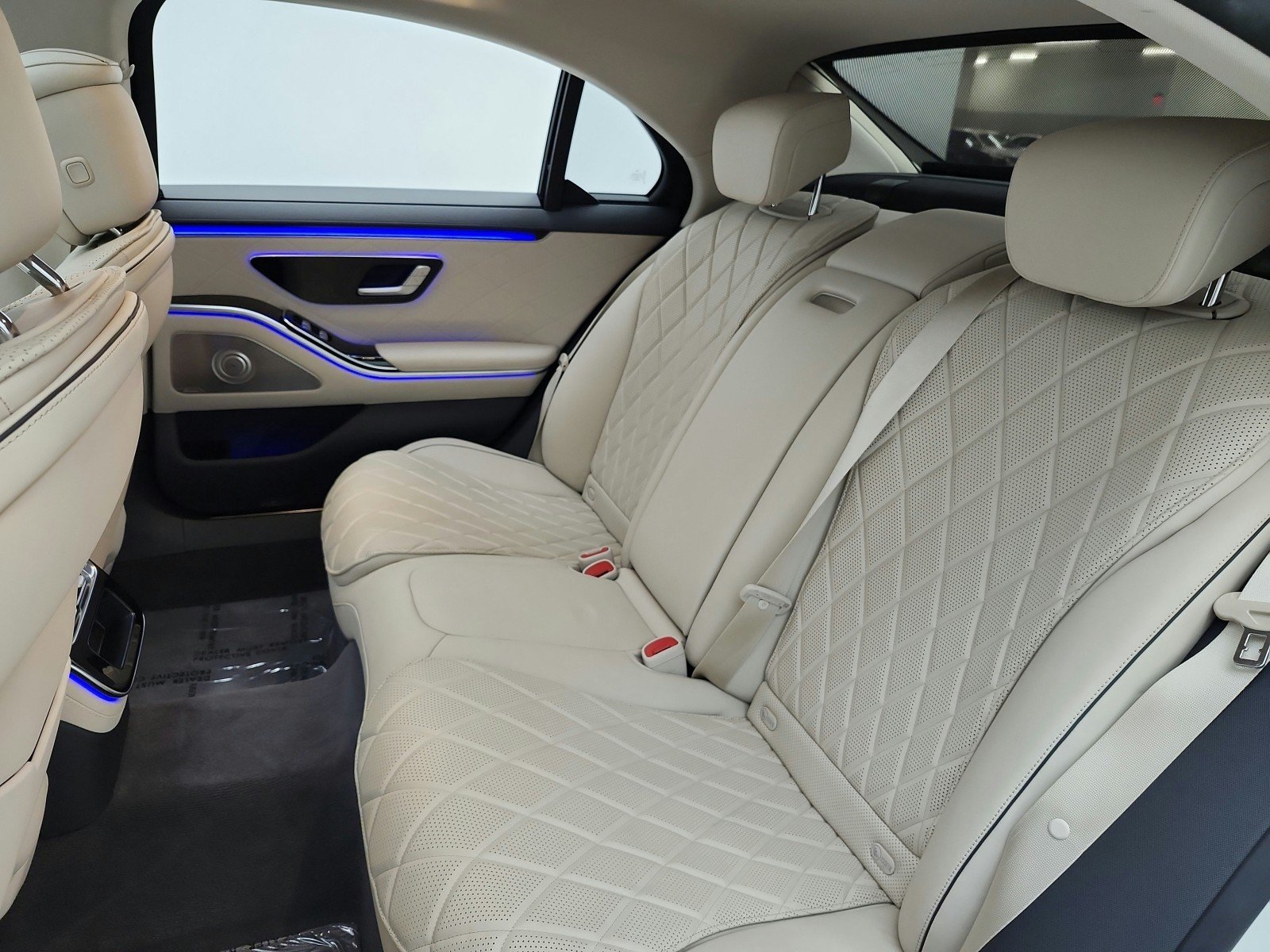 Certified Used 2021 designo Diamond White Mercedes-Benz S 580 4MATIC® Sedan image 16