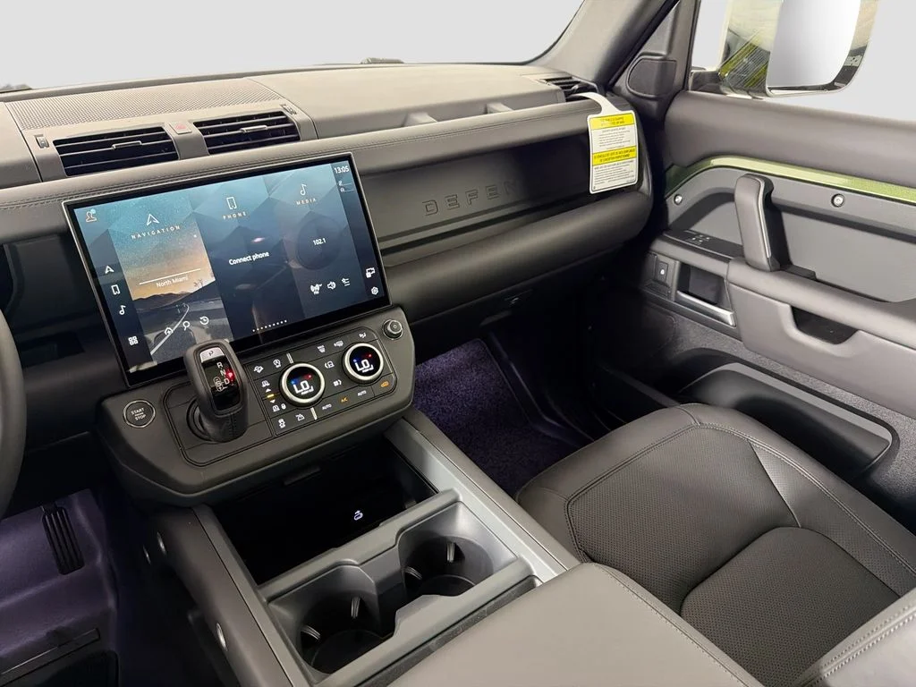 New 2026 Woolstone Green Land Rover X-Dynamic SE image 25