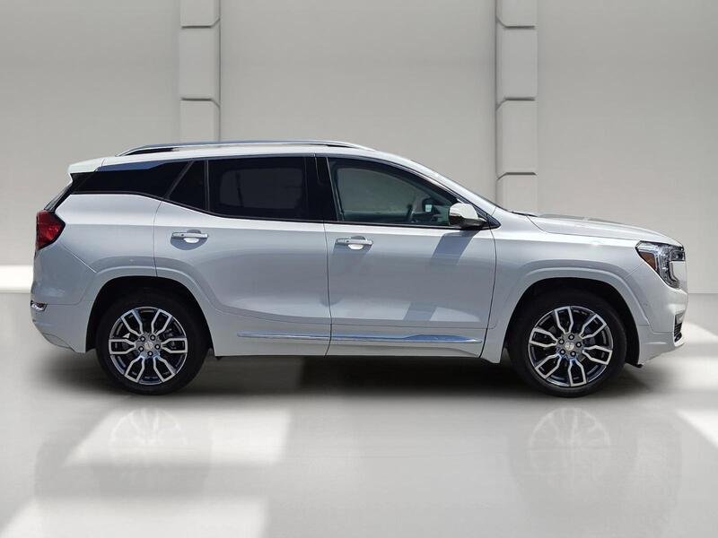 Used 2022 White Frost GMC AWD 4DR DENALI image 6