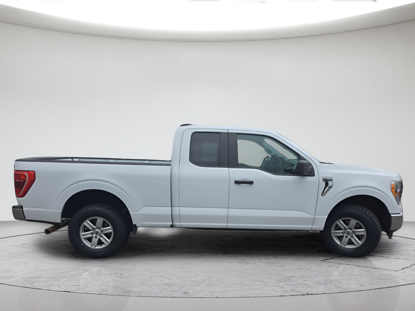 Used 2022 Oxford White Ford XLT image 3