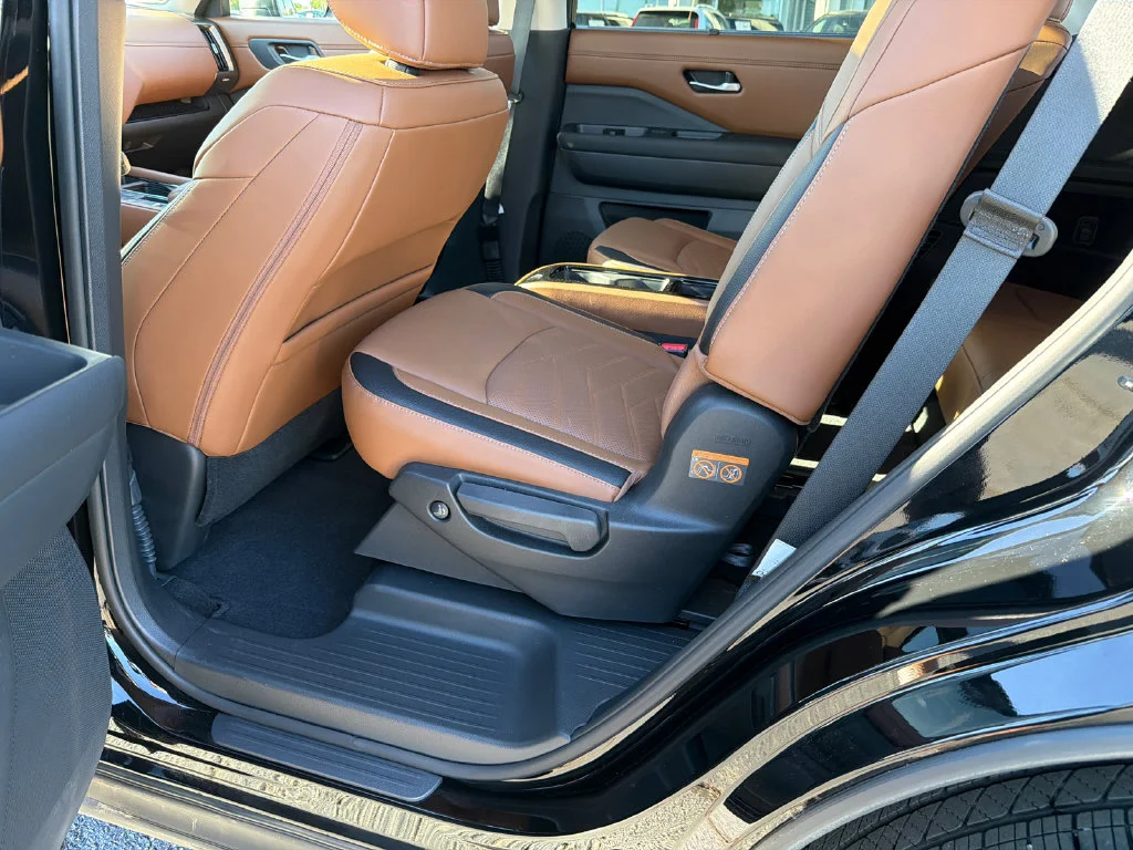 Used 2025 Black Nissan Platinum image 21