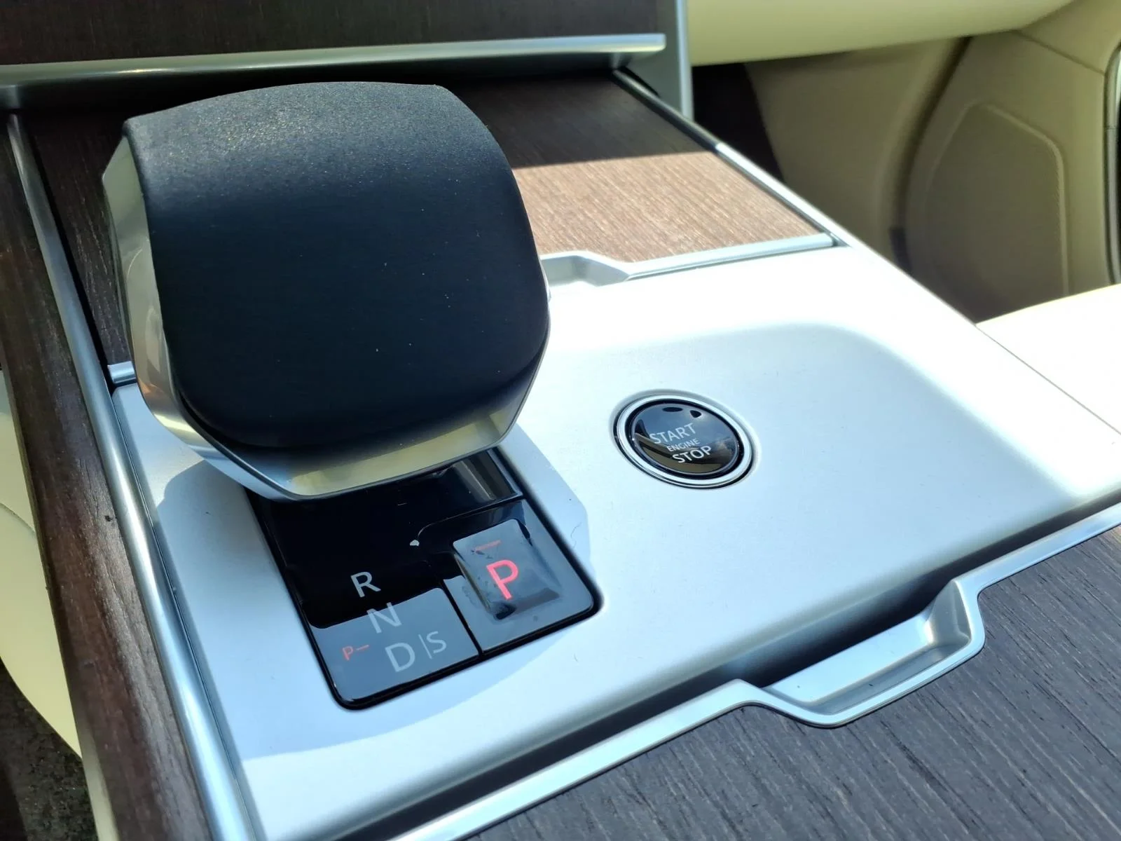 New 2026 Santorini Black Land Rover SE image 13