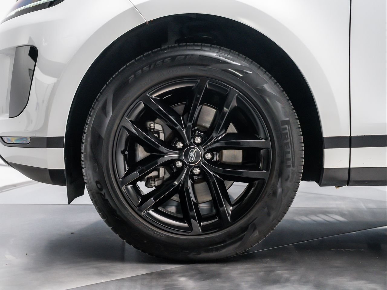 Certified Used 2025 Fuji White Land Rover Core S image 9