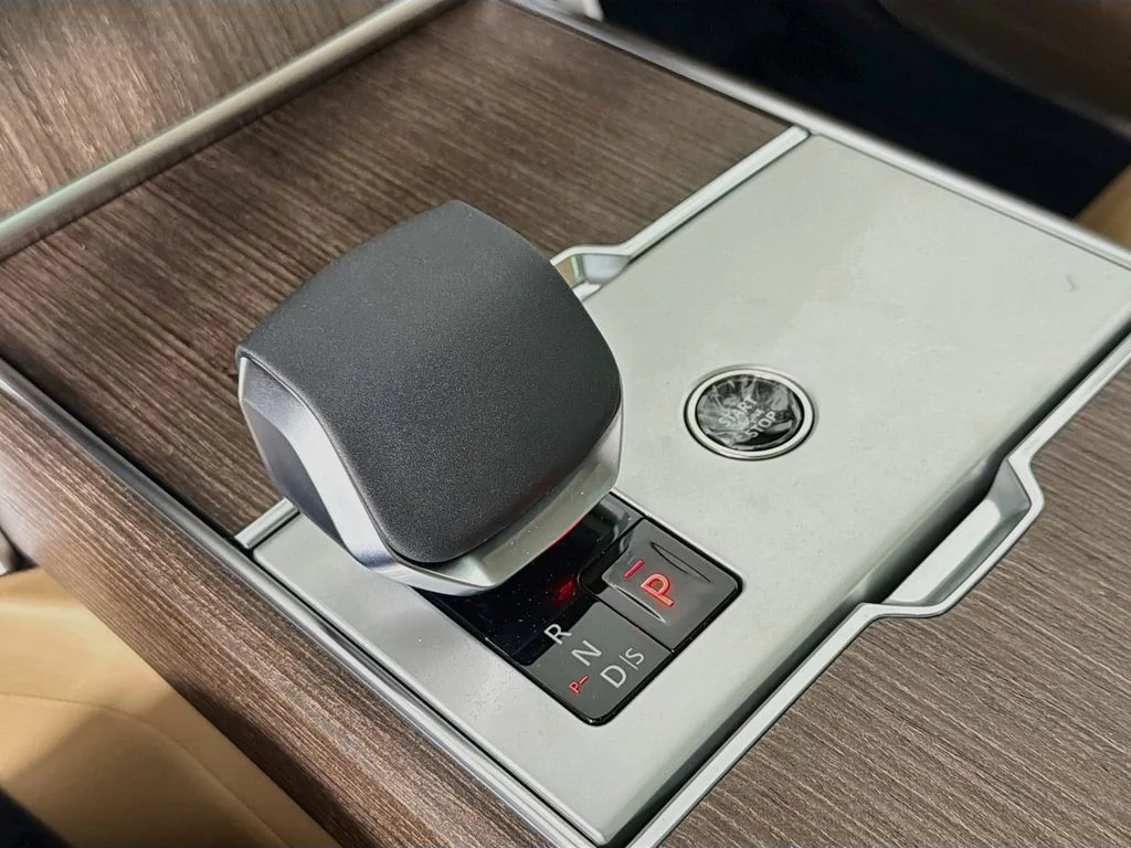 New 2026 Eiger Grey Land Rover SE image 17