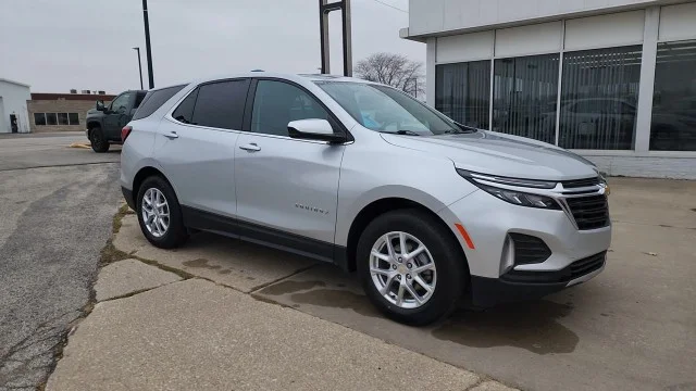 Used 2022 Chevrolet Equinox LT with VIN 2GNAXKEV3N6106643 for sale in Bremen, IN
