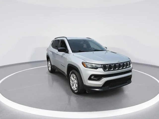 Used 2024 Silver Jeep Latitude image 3