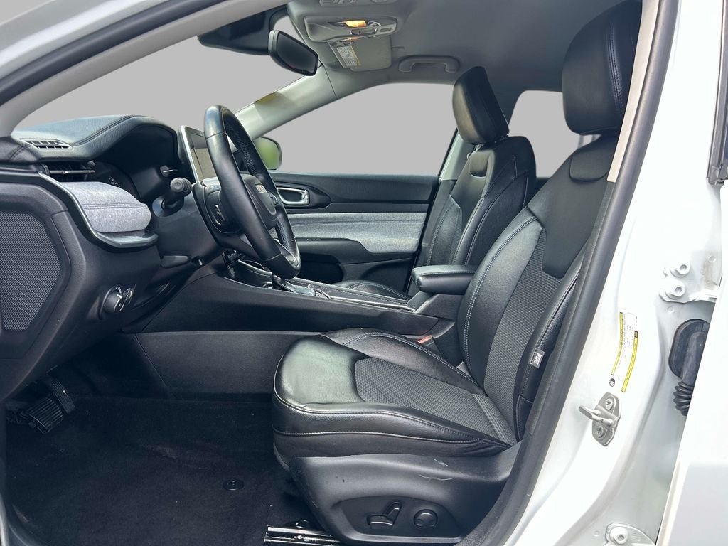 Used 2022 White Jeep Latitude image 14
