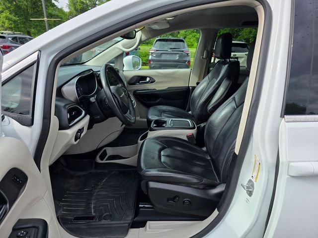 Used 2022 Bright White Clearcoat Chrysler Touring L image 17