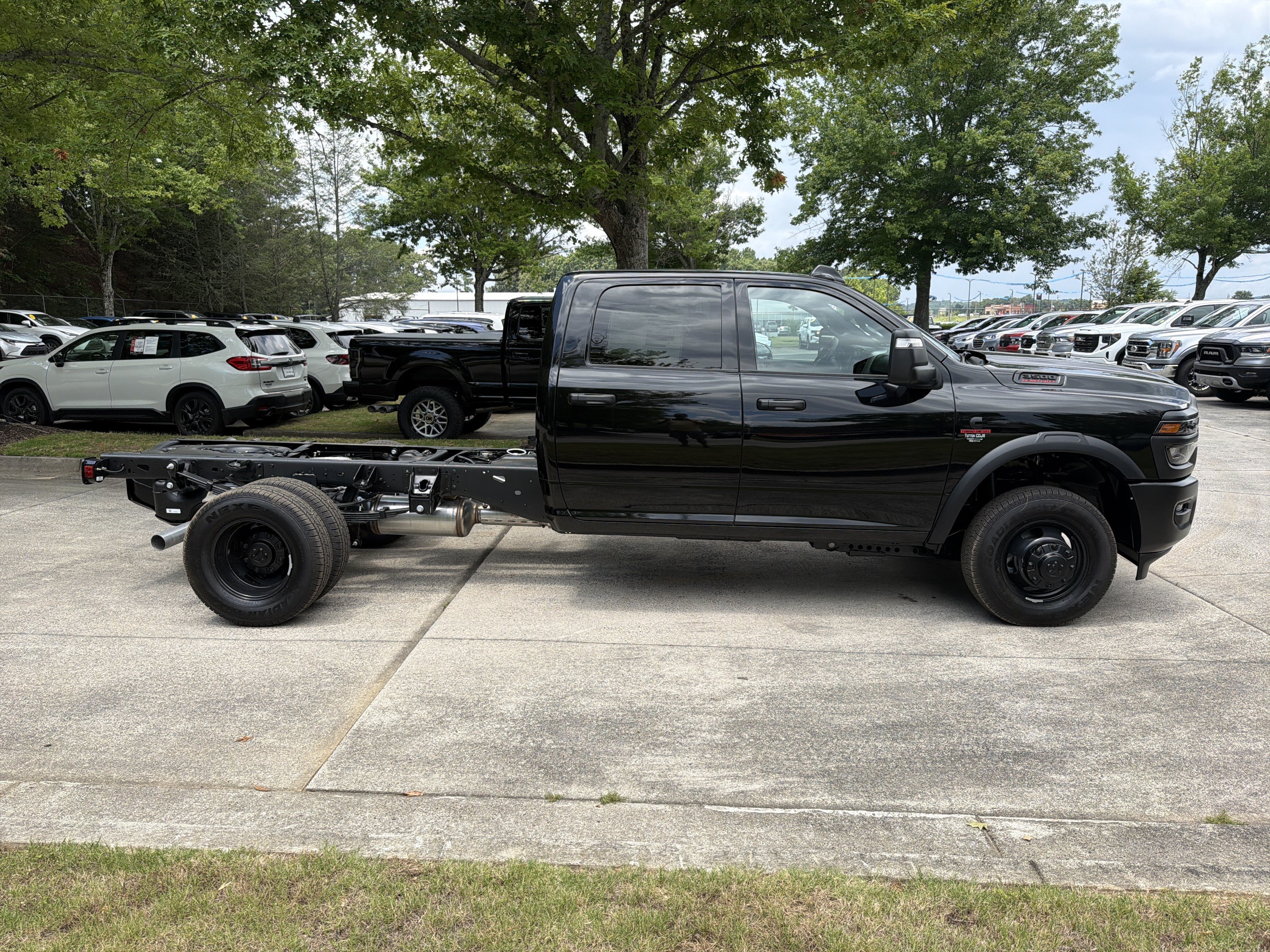 New 2026 Diamond Black Crystal Pearl-Coat Exterior Paint RAM Tradesman image 8