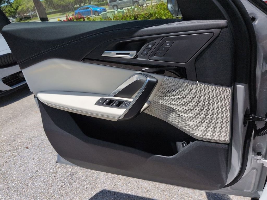 New 2026 Mineral White Metallic BMW xDrive28i image 31
