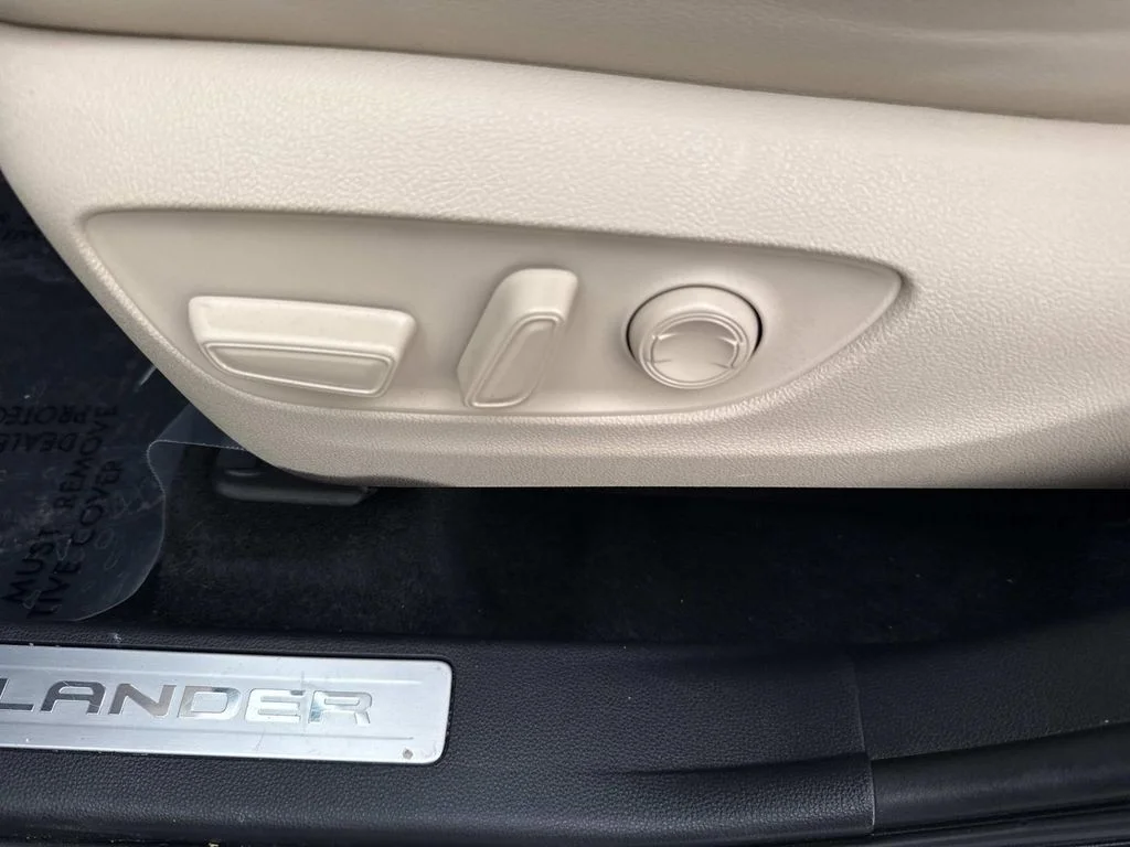 Used 2024  Toyota Limited image 27