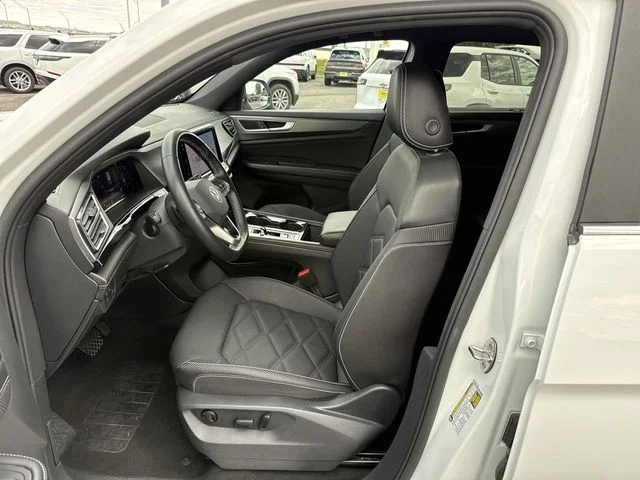 Used 2025 White Volkswagen 2.0T SE w/Technology image 11