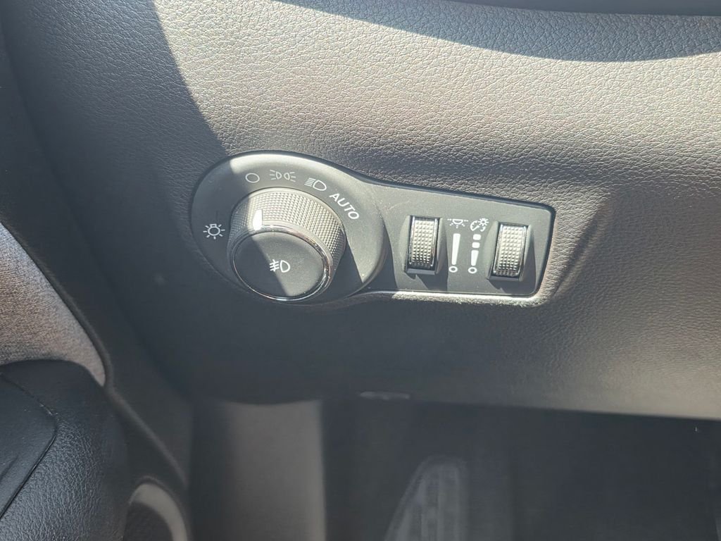 Certified Used 2024 Gray Jeep Latitude image 32