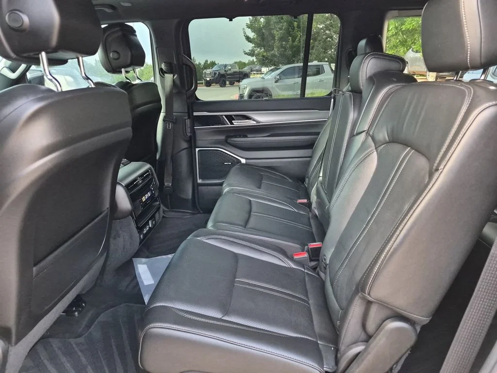 Used 2023 White Jeep Base image 35