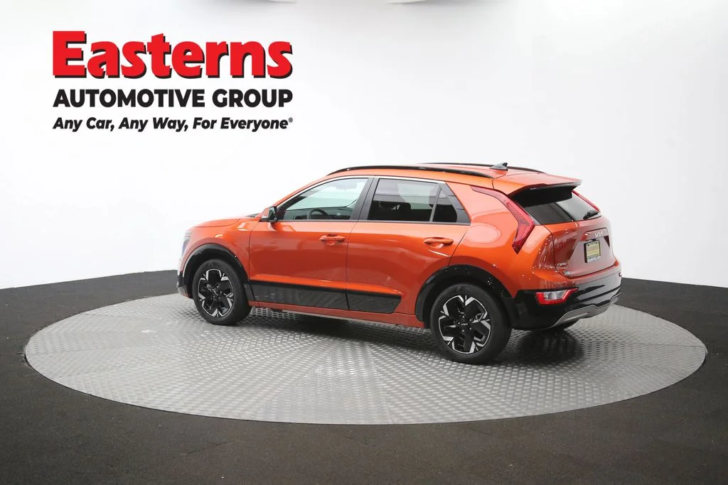 Used 2023 Red Kia Wind image 61
