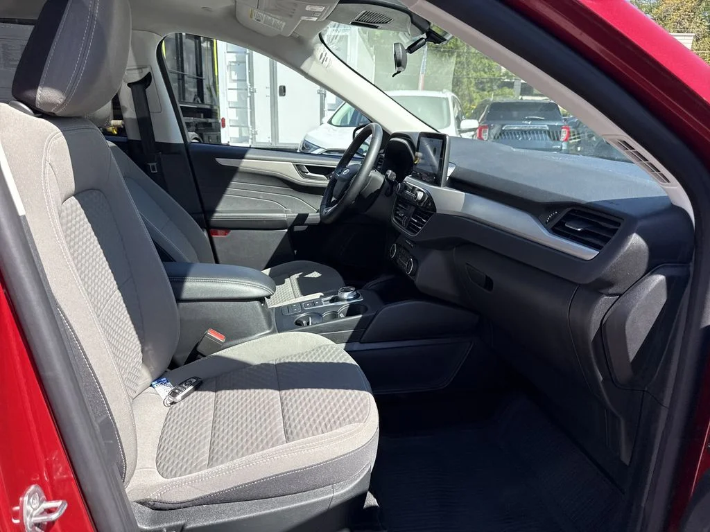 Used 2022 Rapid Red Metallic Tinted Clearcoat Ford SE image 29