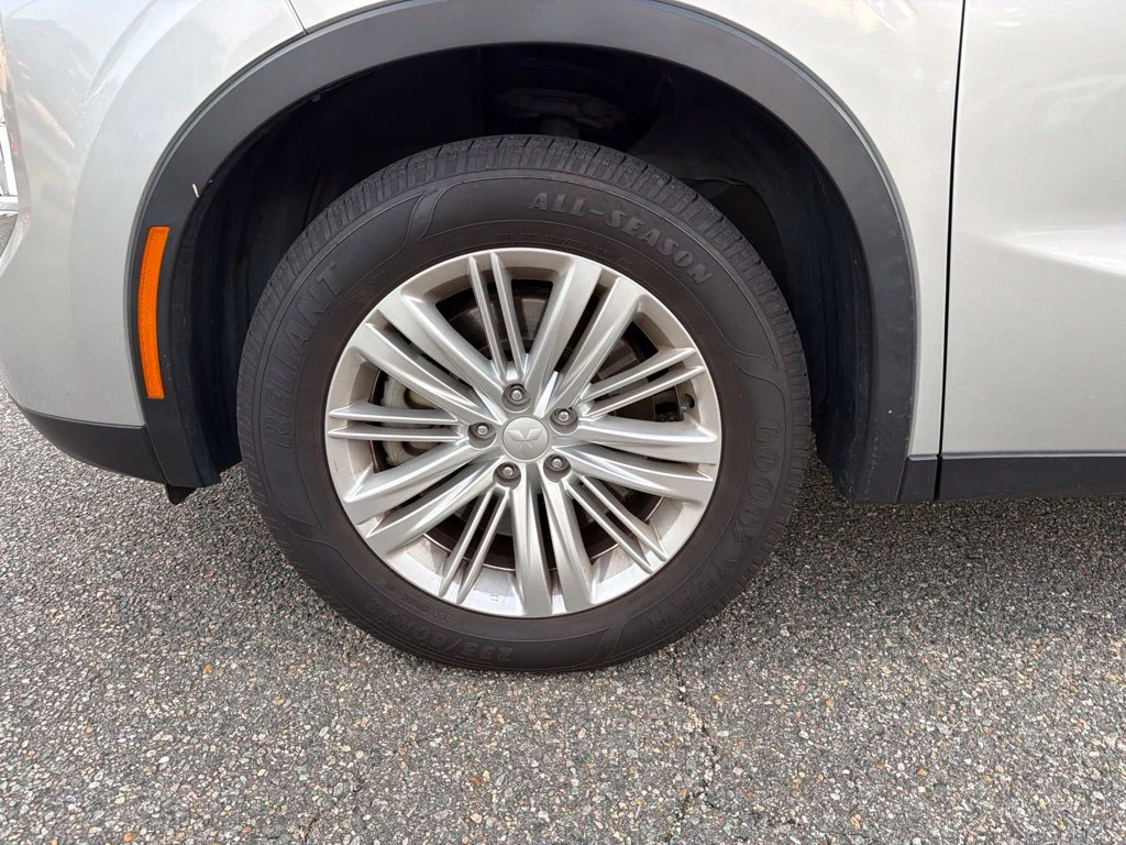 Used 2022 Silver Mitsubishi ES image 22