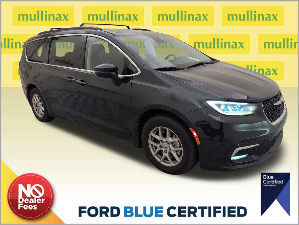 2022 Chrysler Pacifica Touring L's photo