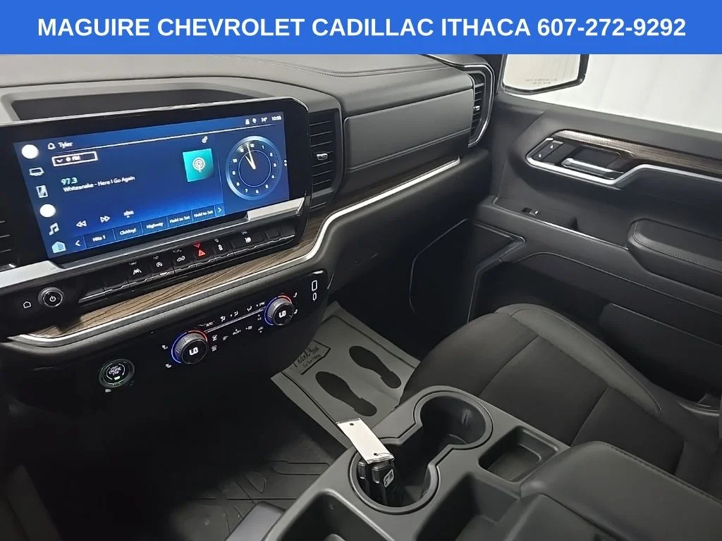 Used 2022 White Chevrolet LT image 25