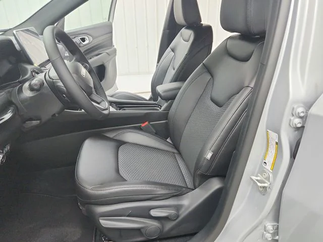 New 2026 Silver Zynith Metallic Clearcoat Jeep Latitude image 20