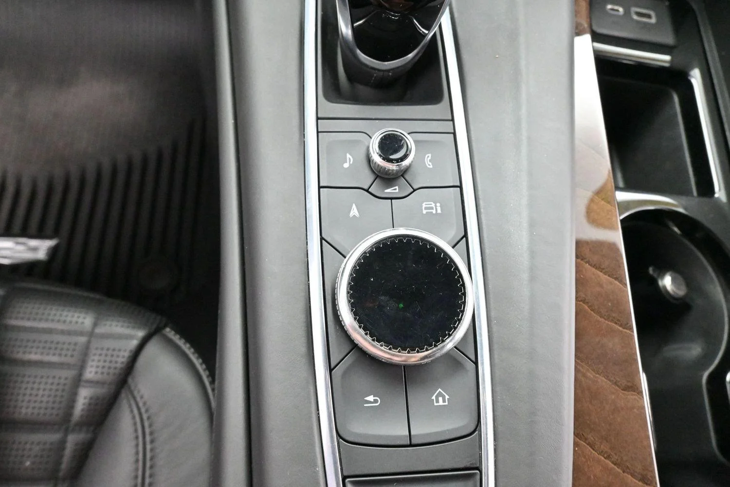 Used 2021 CRYSTAL WHITE TRICOAT Cadillac Sport Platinum image 28