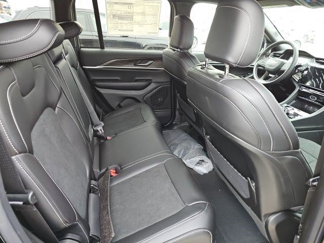 New 2026 Diamond Black Crystal Pearlcoat Jeep Laredo Altitude image 15