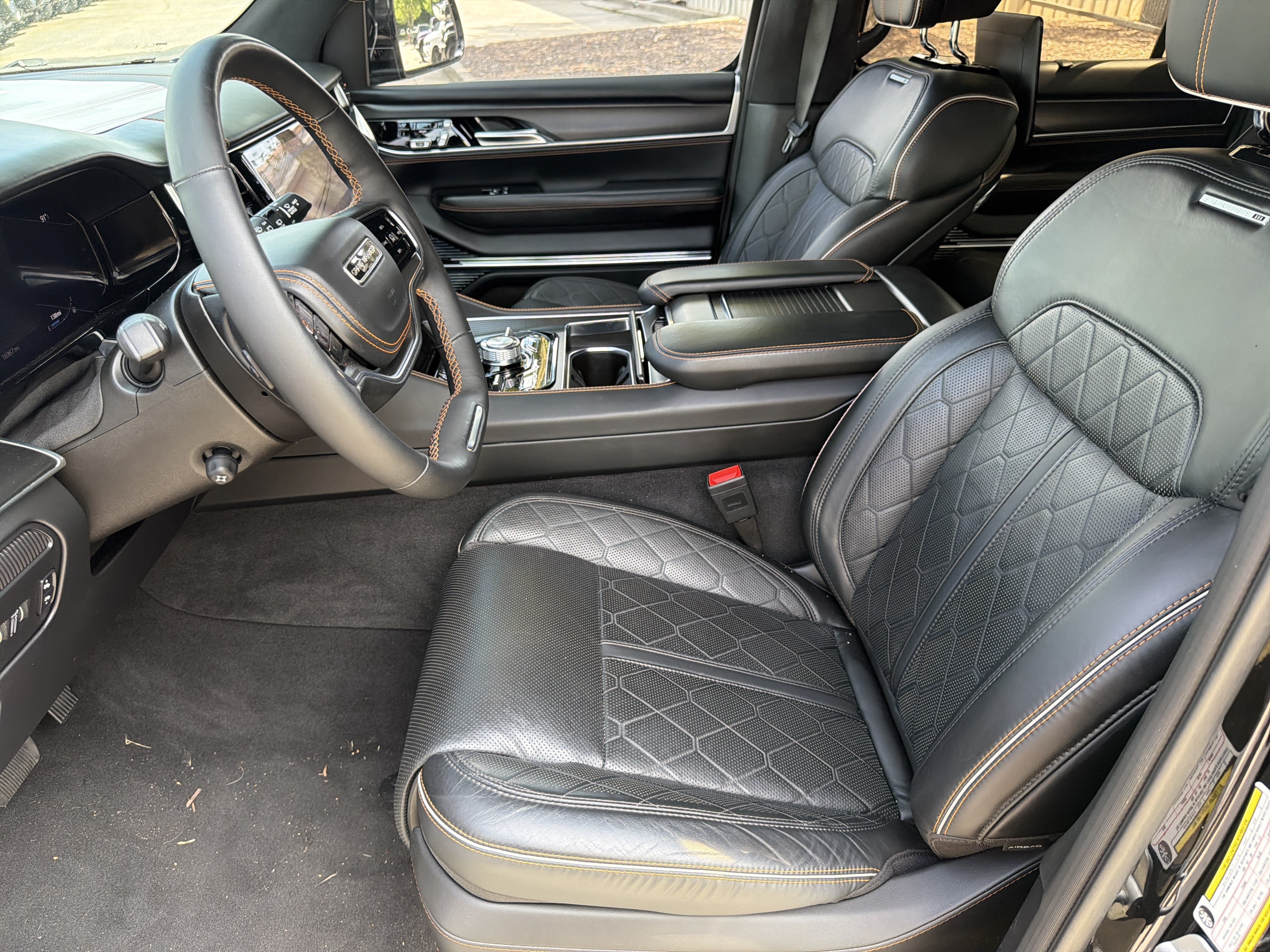 Used 2024 Diamond Black Crystal Pearlcoat Jeep Series III Obsidian image 10