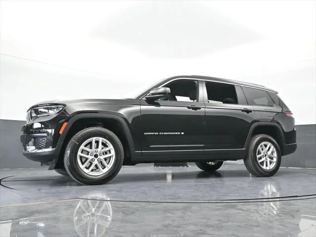 New 2026 Diamond Black Crystal Pearl-Coat Exterior Paint Jeep Laredo image 53