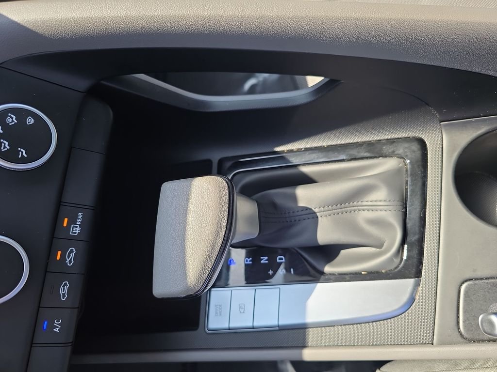 Used 2025 White Hyundai SE image 19