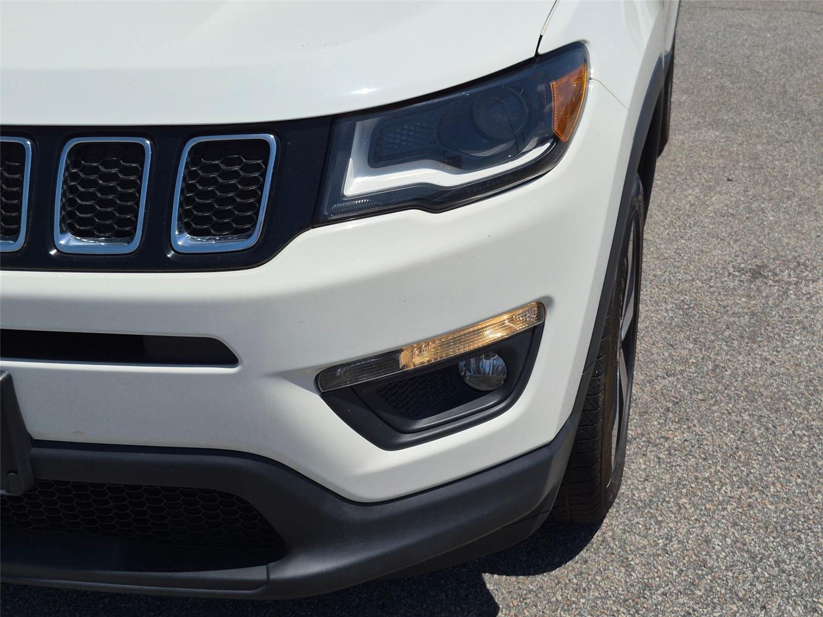 Used 2018 White Clearcoat Jeep Latitude image 9