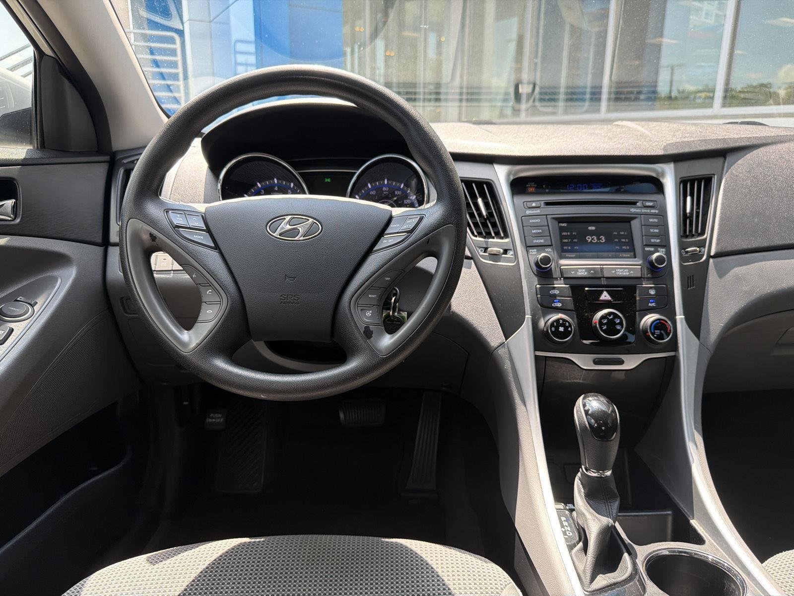 Used 2014 Radiant Silver Metallic Hyundai GLS image 14