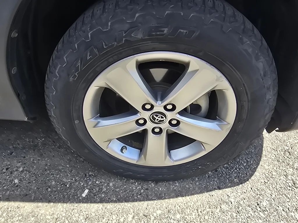 Used 2015 Black Toyota XLE image 20