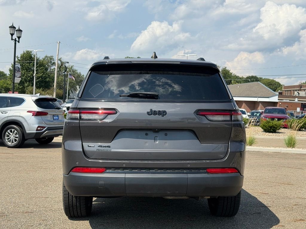 Used 2023 Gray Jeep Altitude image 4