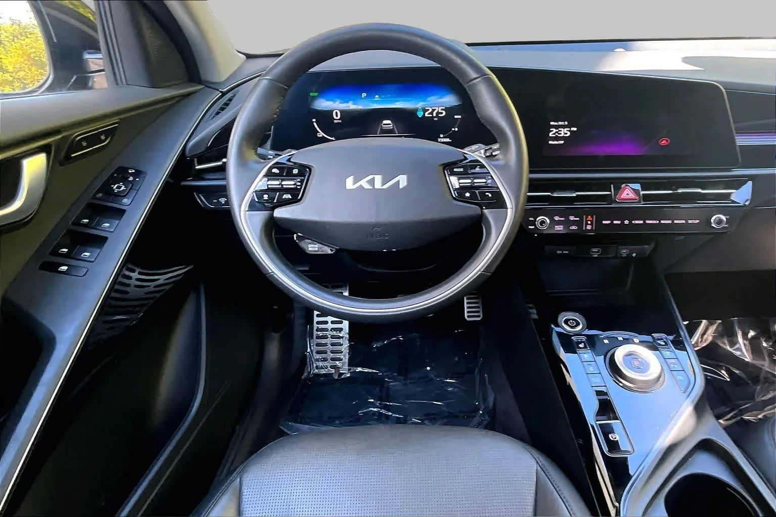 Used 2024 Graphite Gray Kia Wave image 5