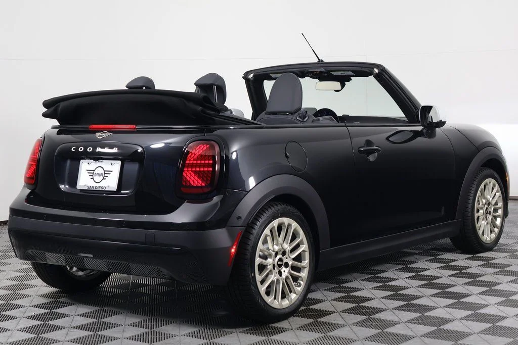 New 2026 Midnight Black MINI Signature Plus image 3