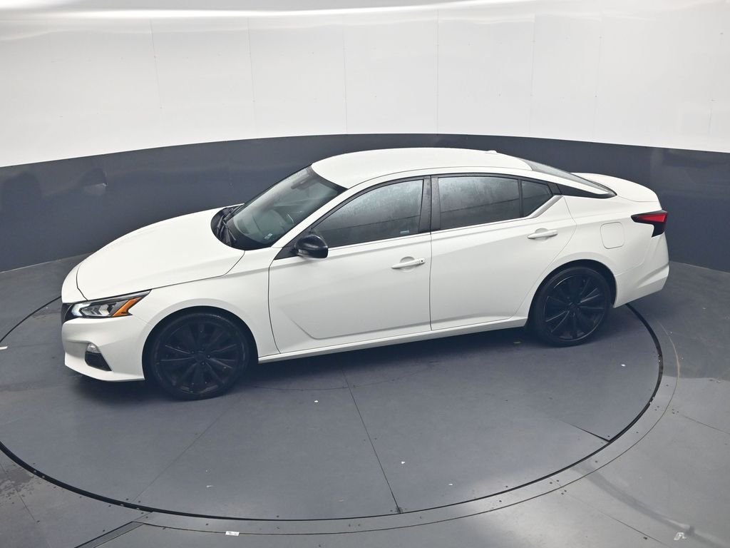 Used 2022 White Nissan 2.5 SR image 35