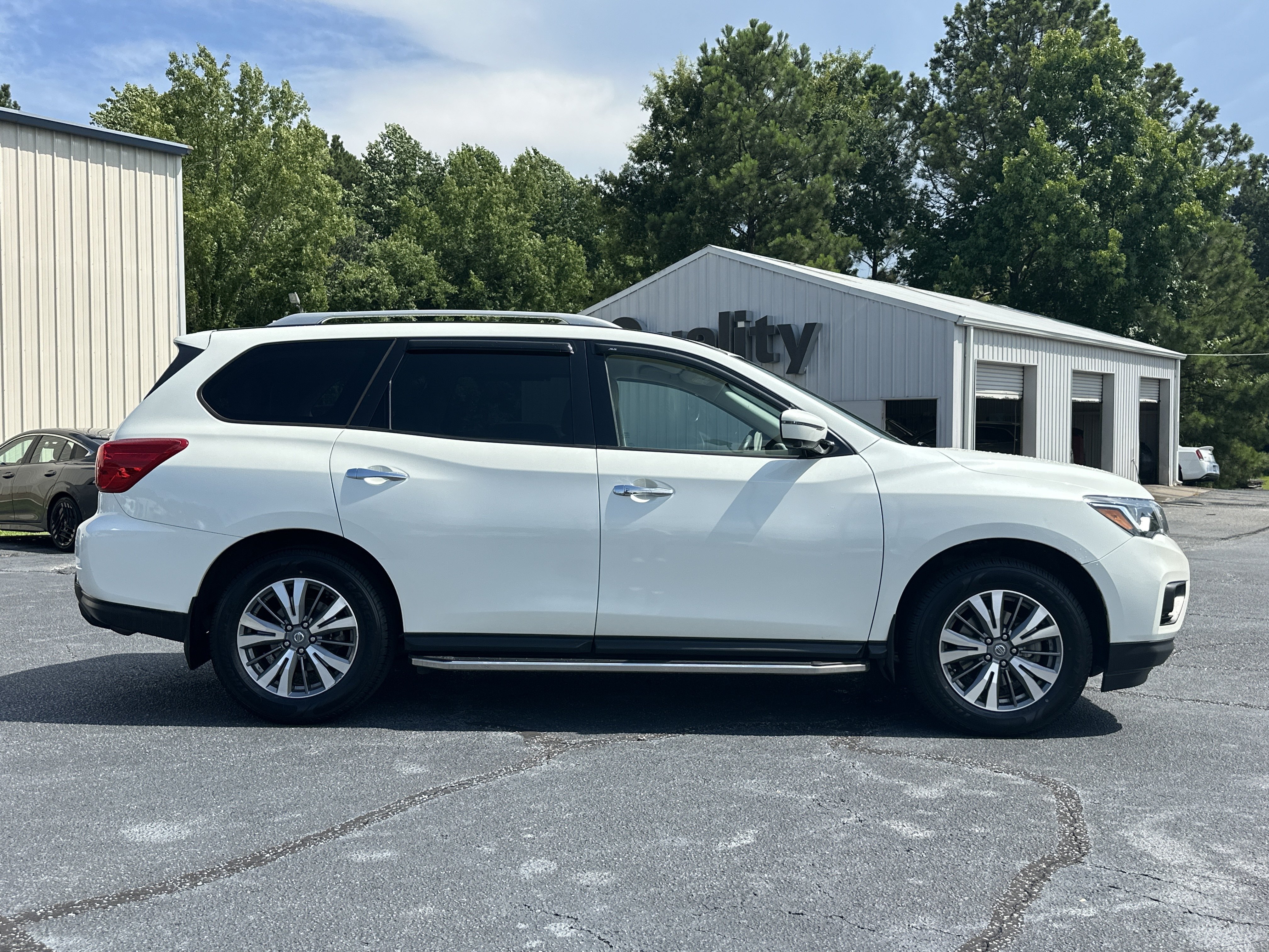 Used 2020 Pearl White Tricoat Nissan SL image 9