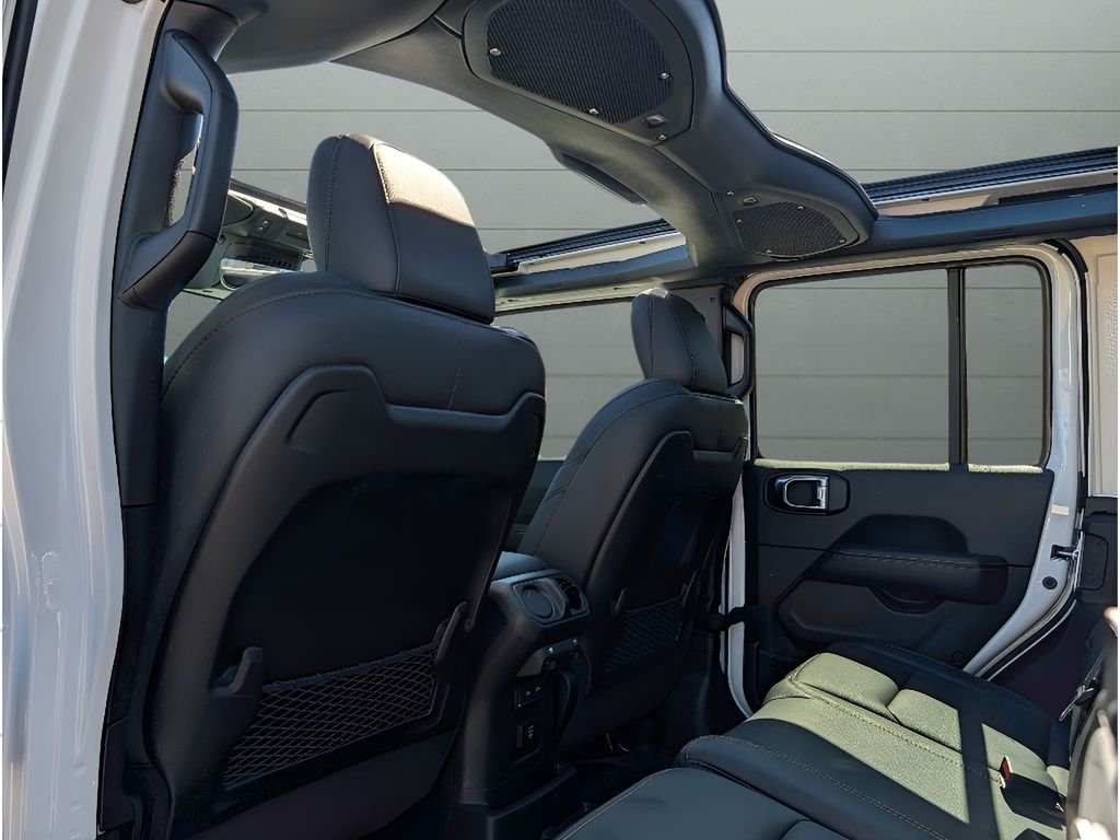 New 2026 Bright White Clear-Coat Exterior Paint Jeep Sahara image 32