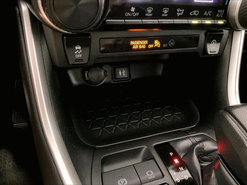 Used 2019 White Toyota LE image 25