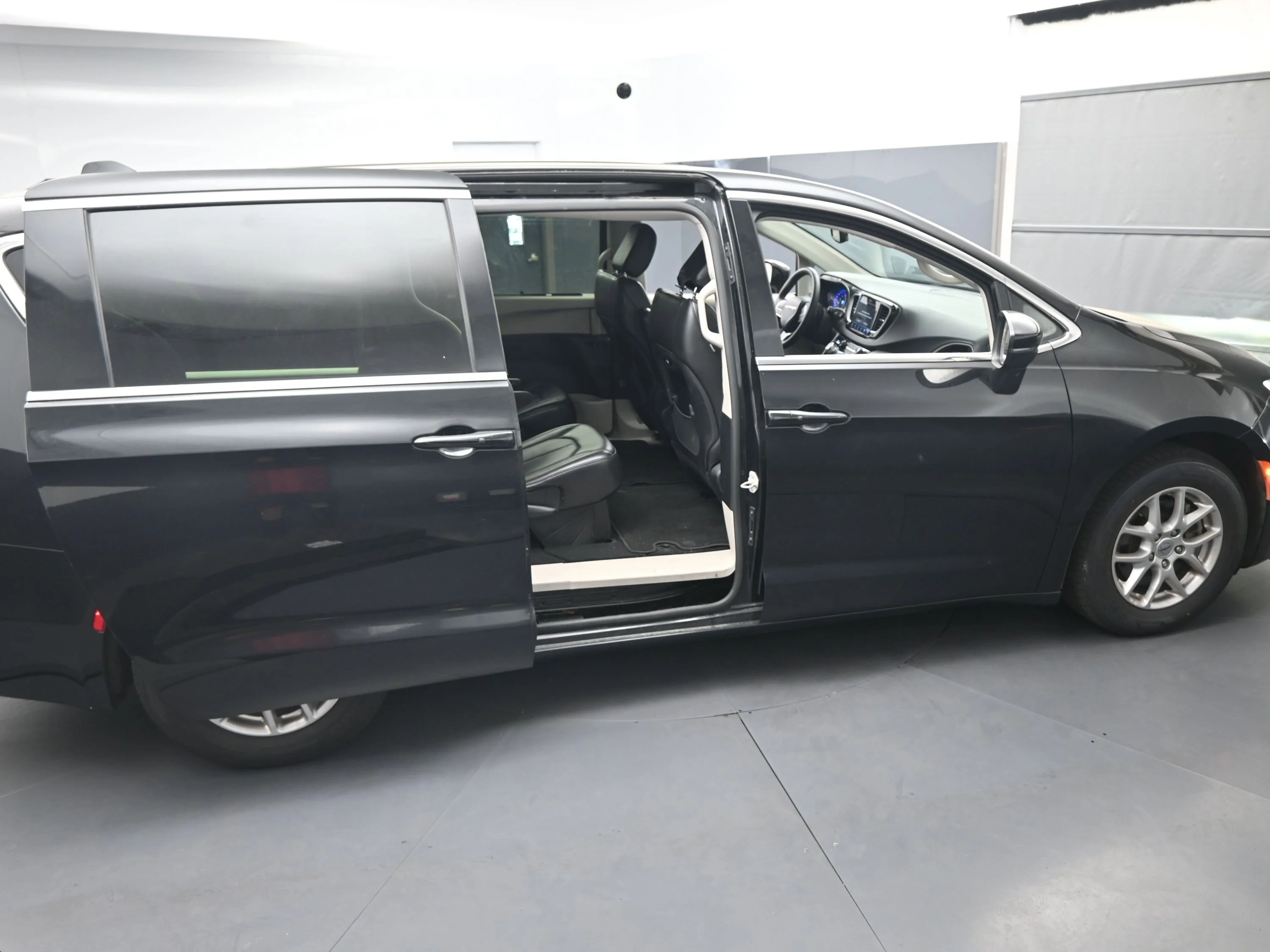 2023 Chrysler Pacifica Touring L - Photo 10