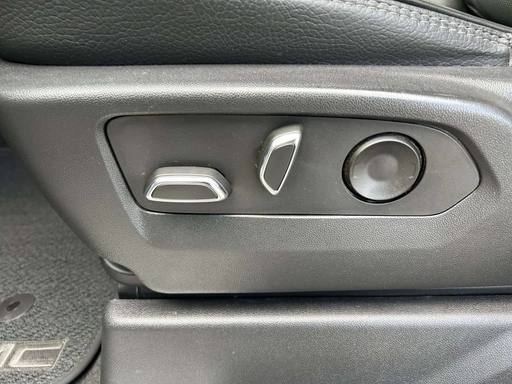 Used 2022 White Frost Tricoat GMC Denali image 18