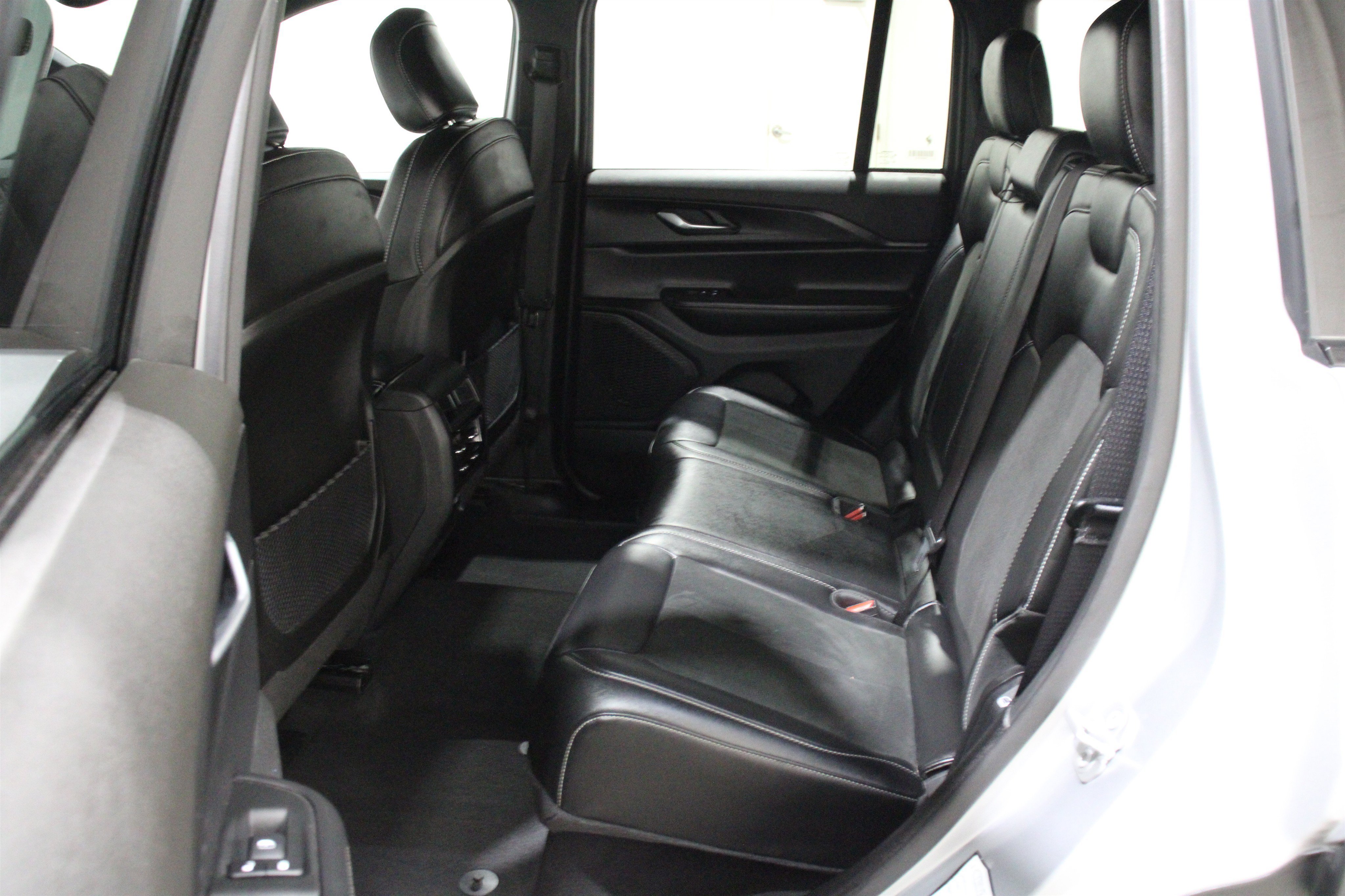 Used 2025 Silver Zynith Jeep Altitude image 25