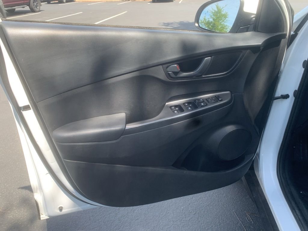 Used 2023 White Hyundai SEL image 10
