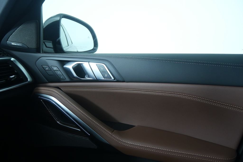 New 2027 Black Sapphire Metallic BMW xDrive40i image 24