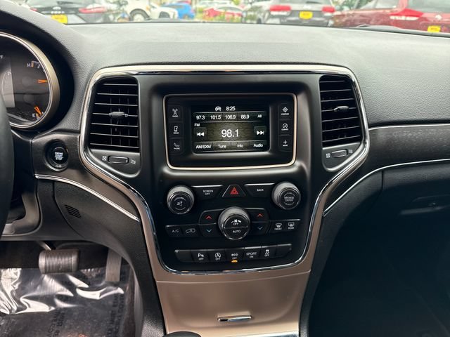 Used 2017 Diamond Black Crystal Pearlcoat Jeep Limited image 21