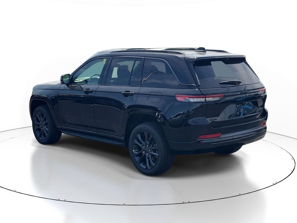 New 2026 Diamond Black Crystal Pearl-Coat Exterior Paint Jeep Limited Reserve image 3