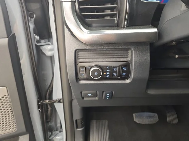 New 2027 Glacier Gray Metallic Tri-Coat Ford F-350® Lariat® image 44