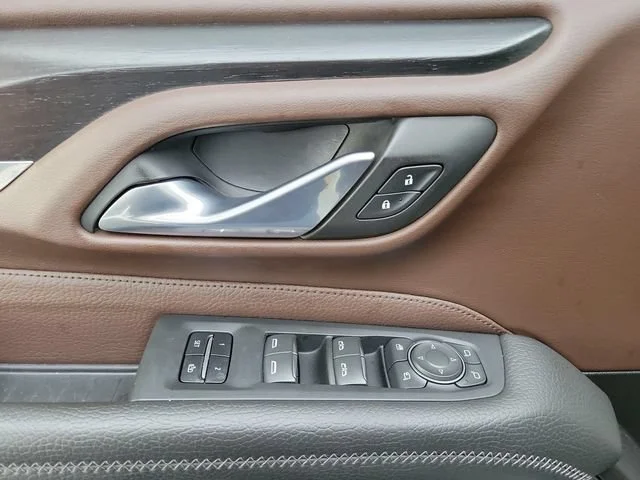 Used 2022 White Frost Tricoat GMC Denali image 13