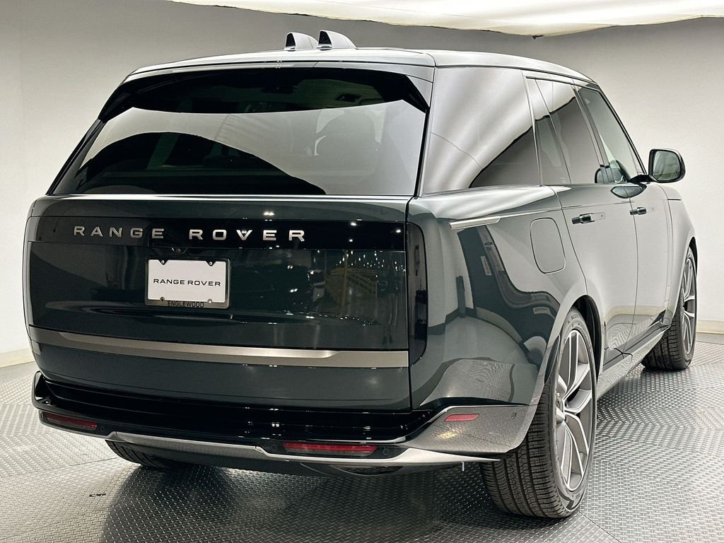 New 2026 Belgravia Green Metallic Land Rover SE image 3